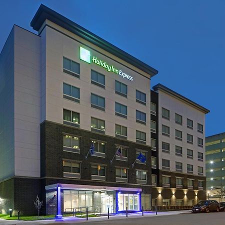 Holiday Inn Express - Milwaukee Downtown By Ihg Exterior photo