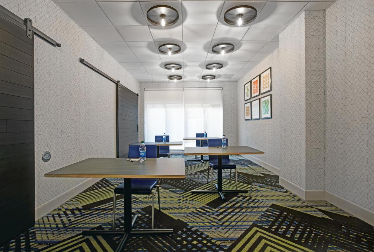 Holiday Inn Express - Milwaukee Downtown By Ihg Exterior photo