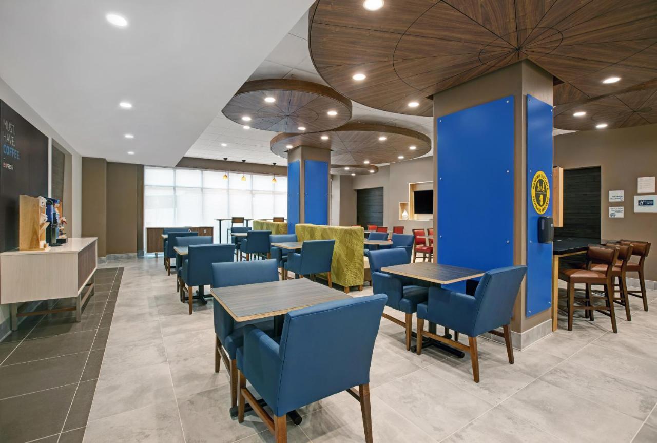 Holiday Inn Express - Milwaukee Downtown By Ihg Exterior photo