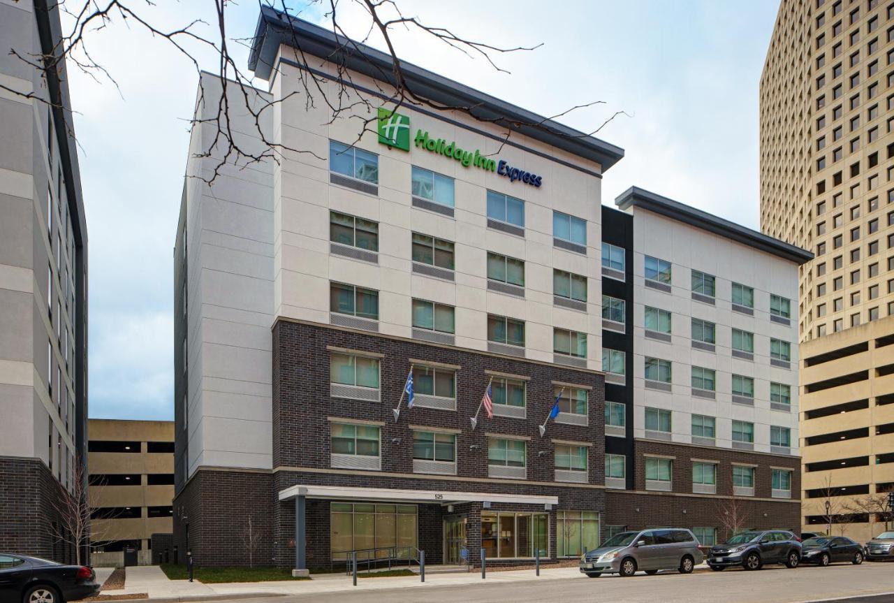 Holiday Inn Express - Milwaukee Downtown By Ihg Exterior photo