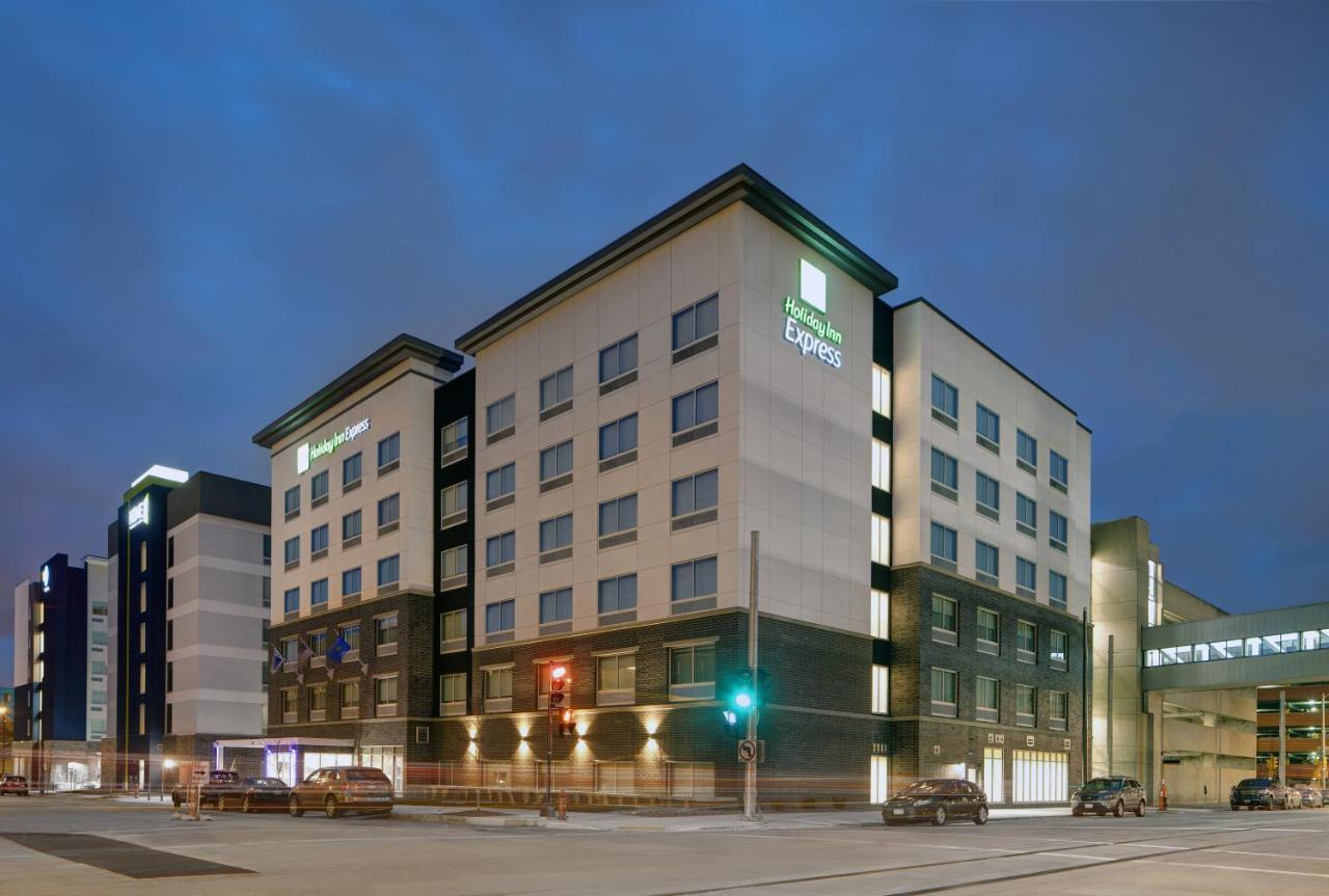 Holiday Inn Express - Milwaukee Downtown By Ihg Exterior photo