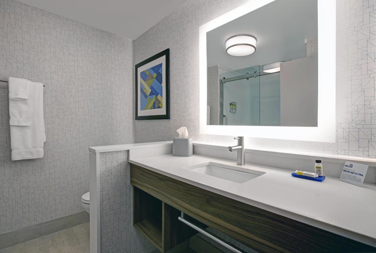 Holiday Inn Express - Milwaukee Downtown By Ihg Exterior photo