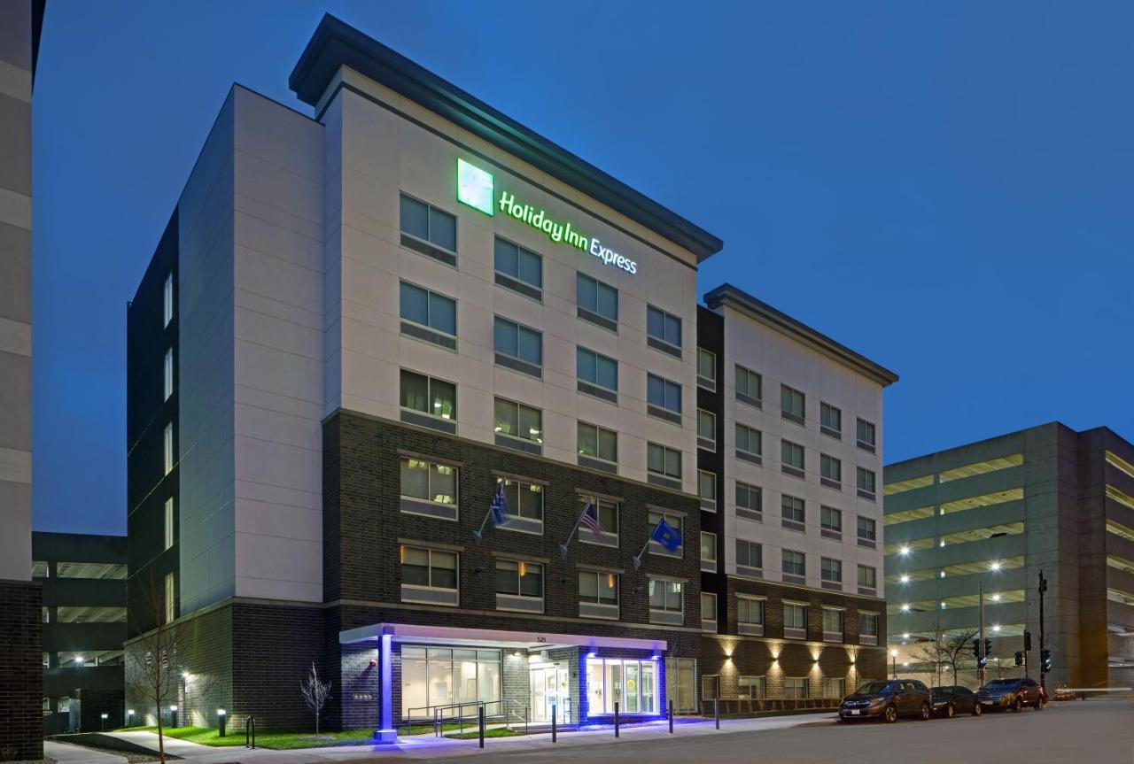 Holiday Inn Express - Milwaukee Downtown By Ihg Exterior photo