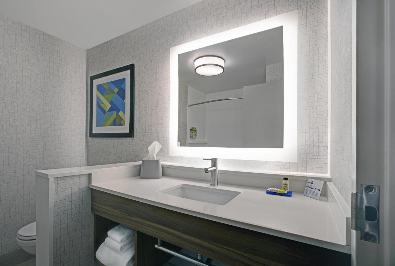 Holiday Inn Express - Milwaukee Downtown By Ihg Exterior photo