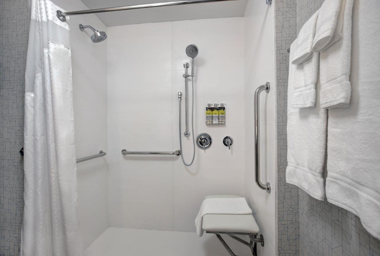 Holiday Inn Express - Milwaukee Downtown By Ihg Exterior photo