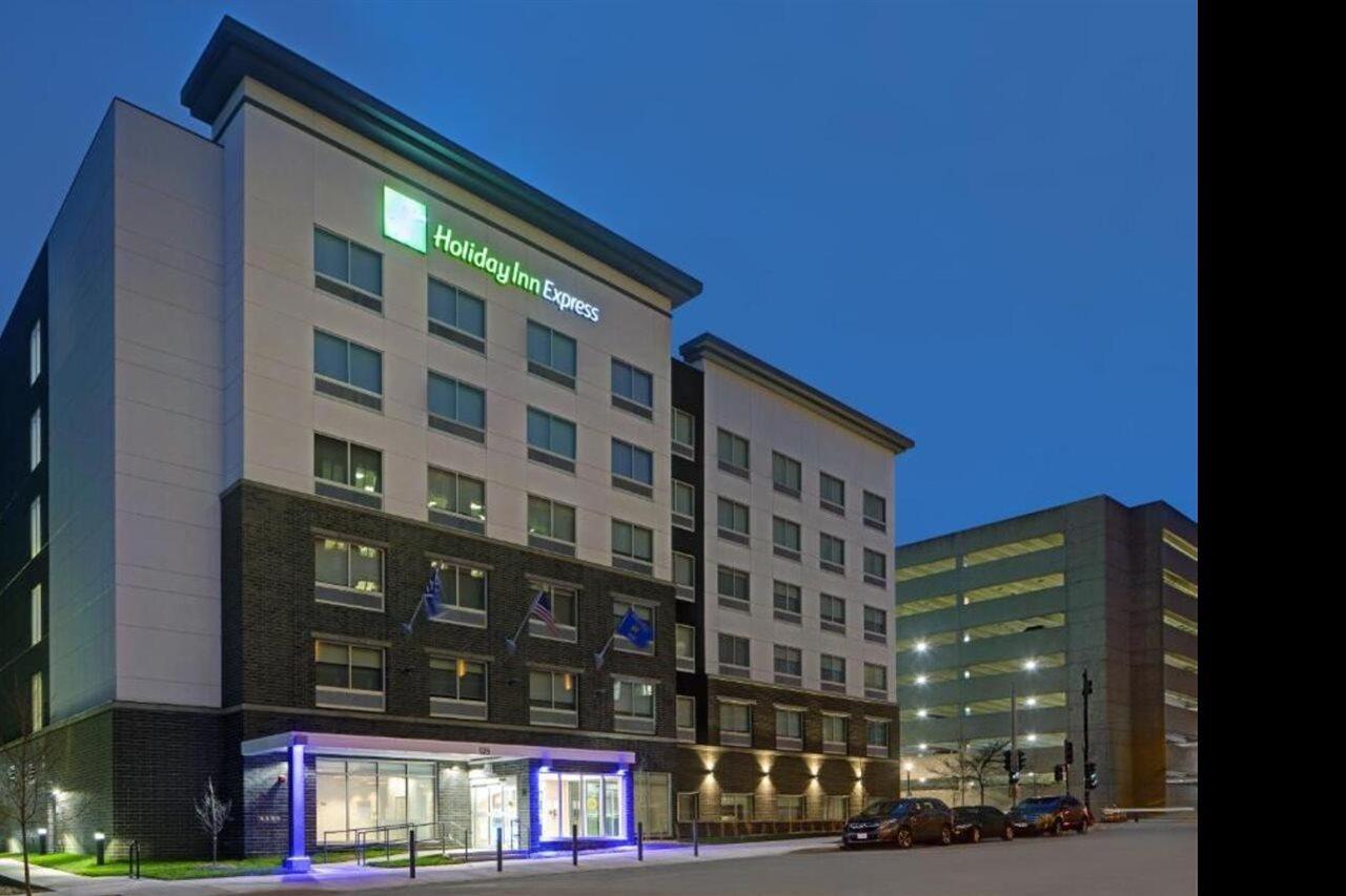 Holiday Inn Express - Milwaukee Downtown By Ihg Exterior photo