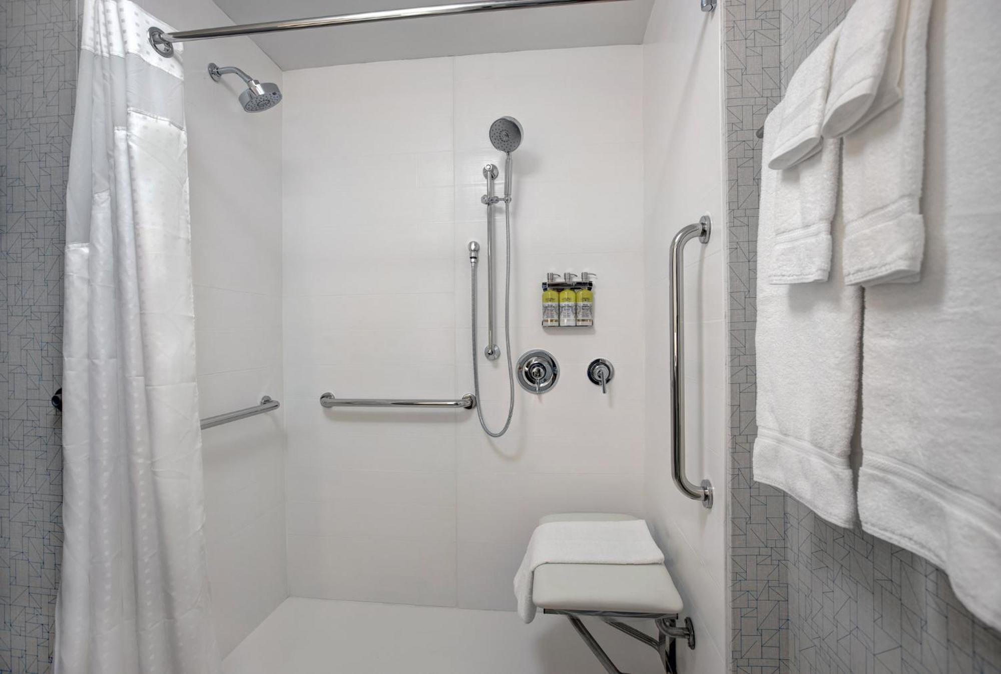 Holiday Inn Express - Milwaukee Downtown By Ihg Exterior photo